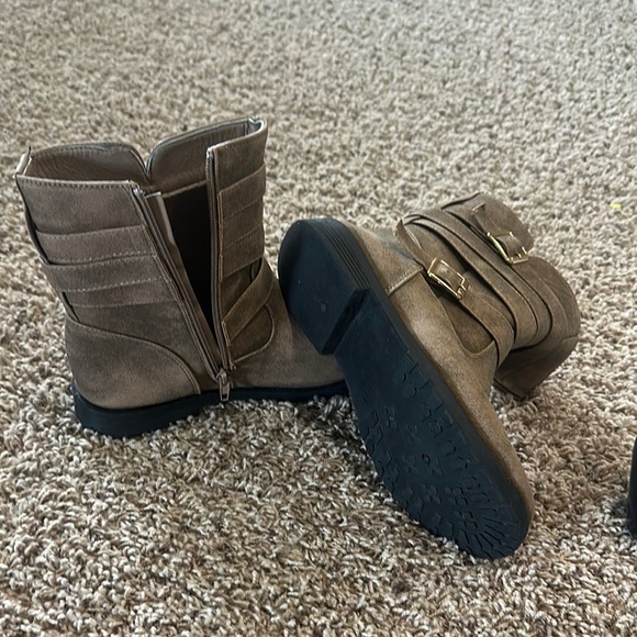NWOT Kids Tan Boots size 4 - Picture 5 of 6